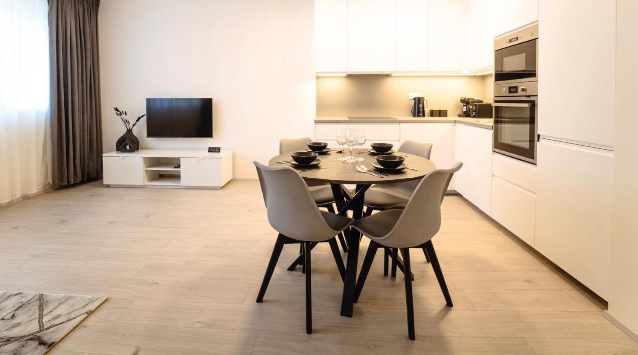 Tran Chien Apartment With Free Private Parking Прага Екстериор снимка