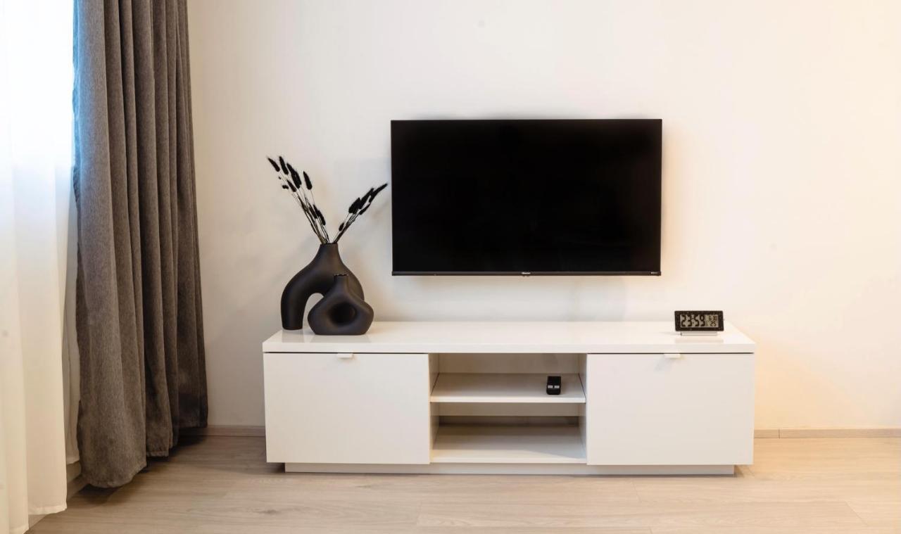 Tran Chien Apartment With Free Private Parking Прага Екстериор снимка