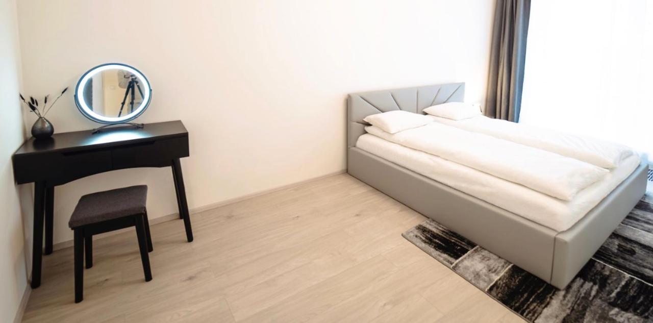 Tran Chien Apartment With Free Private Parking Прага Екстериор снимка