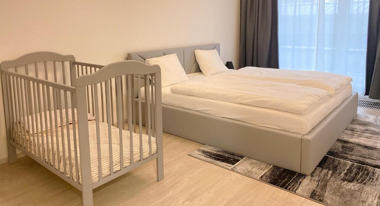 Tran Chien Apartment With Free Private Parking Прага Екстериор снимка